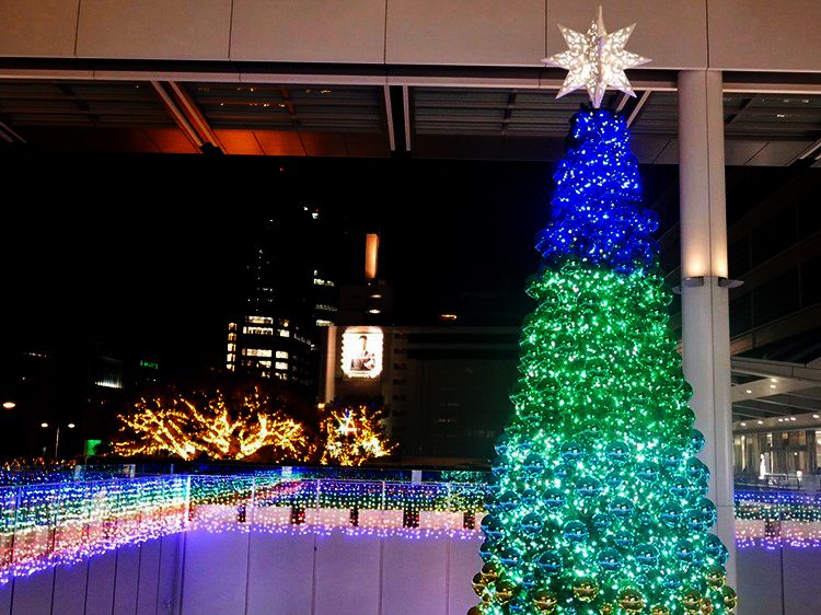cây thông cao 12m ở ga Nagoya cây thông cao 12m ở ga Nagoya